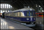 An vergangene Schnellverkehrs Zeiten erinnert der SVT 137225 als Ausstellungsstück hier am 27.2.2005 in der Halle des HBF Leipzig.