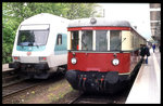 Fahrzeugschau im HBF Koblenz am 12.05.1996: VT 137099 wurde kontrastreich neben einem damals noch modernen Steuerwagen präsentiert!