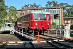 Verbrennungstriebwagen 186 258-0 (VT 135 110) der Traditionsgemeinschaft Bw Halle P e.V. wird zusammen mit Kö 4033 anlässlich des Sommerfests unter dem Motto „Von der Reichsbahn zur DB AG“ auf der Drehscheibe des DB Musems Halle (Saale) präsentiert.
[24.8.2019 | 17:19 Uhr]