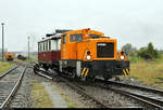 Kleinlok  Jaellwe 15  (LKM 262151 | V22B | DR V 15) zeigt sich mit 786 257-6 (DR VT 135 054) bei der Fahrzeugparade im Rahmen des Herbstlokfests des Lokschuppen Staßfurt.