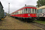 Der 1940 gebaute Dieseltriebwagen der Sonderbauart  Stettin  mit der Nummer 137 367 a+b (ex 147 551 a/b | ex 197 840-2 | Betriebsgattung  BCtrPwPost ) weilt seit 1975 beim Eisenbahnclub Aschersleben und wurde im Rahmen des 32. Verkehrshistorischen Wochenendes fotografiert. Im Innenraum befinden sich mehrere Modellbahnanlagen.

🧰 Eisenbahnclub Aschersleben e.V. (ECA)
🕓 11.9.2022 | 12:46 Uhr