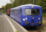 686 002 im DB-Bahnhof Verden (Aller). Dass der Kleinbahnexpress der Verden-Walsoder Eisenbahnfreunde einen Fahrradwagen mitführt, bedingt an beiden Enden ein Rangiermanöver. Im Bild hat der Triebwagen den Fahrradwagen umfahren und setzt sich nun wieder davor für die Rückfahrt nach Stemmen. Aufnahme vom 12.9.21.