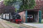 Einfahrt Zug Nr. 7 am 3.5.2014 in Asendorf. Lok Hoya passiert dabei den Lokschuppen in Asendorf, in dem der Wismar Schienenbus  Schweineschnäuzchen 
zur Zeit stationiert ist.