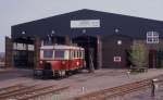 Schmalspur Triebwagen T 41, Schweineschnäuzchen, vor der Fahrzeughalle der Museums Eisenbahn in Bruchhausen - Vilsen am 22.4.1990.