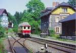 Nebenbahn Neuenmarkt-Wirsberg  -  Bischofsgrn im Jahr 1985: Der Gterverkehr geht noch bis zum Endbahnhof. A, 27.05.1985 kommt aus Anlass der 150 Jahrfeier der VT 66.904 auf Sonderfahrt hier her. Heute liegen hier keine Gleise mehr, der Versuch der damaligen DB, den Gterverkehr auf Nebenbahnen in Oberfranken auf die Strae zu verlagern, war mehr als erfolgreich.
Abdruckerlaubnis ggf. bei mir.