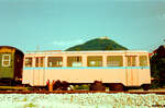 Der orangene T 02 war vor dem Wagenschuppen der T�lesbahn (WEG) als Wrack abgestellt worden (1983).