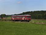 Der Esslinger Triebwagen der Chiemgauer Lokalbahn am 12.09.2010 unterwegs bei Bad Endorf. 