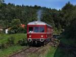 Der Esslinger Triebwagen der Chiemgauer Lokalbahn am 12.09.2010 bei der Einfahrt in Amerang. 