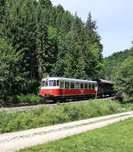 VT 8 mit zwei Donnerbüchsen im Schlepp als SAB 88 225 auf dem Weg von Schelklingen nach Münsingen im Schandental.
Aufnahmedatum: 27.06.2021