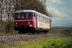 VT 26 mit der Nummer 95 80 0302 026-9 D CLB ist ein MAN Schienenbus der Chiemgauer Lokalbahn. Zu den Osterfeiertagen ging's von Obing nach Bad Endorf hin und her. Zwischen Bad Endorf und Halfing am 6.4.26 mit der Kampenwand im Hintergrund.