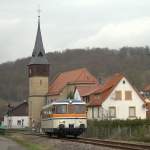 VT 26 als erster Zug des Tages (70773) am Kirchenmotiv von Untergimpern.