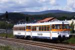 Die MAN-Schienenbusgarnitur (ex VT27) der Osning-Bahn aus Halle (Westfalen), zu Besuch beim Bahnhofsfest am 09.06.2012 in Wernigerode, posiert hier sehr fotogen vor der mchtigen Kulisse des Brockens!