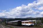 Ein Sonderzug des  Vereins Schsischer Eisenbahnfreunde , bespannt mit 01 0509, verlt am 09.06.2012 den Bahnhof Wernigerode mit Ziel Bad Harzburg. Rechts ist ein MAN-Schienenbus(ex VT27) der Osning-Bahn  zu sehen, welcher ebenfalls zum Besuch des Wernigerder HSB-Bahnhoffestes hier verweilte. 