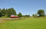 VT 08 der HZL der an die SAB(Schwbische Alb-Bahn)vermietet ist im Sonntglichen Ausflugsverkehr von Mnsingen nach Schelklingen..Bild entstand bei Mnsingen am 12.8.2012.Der Flachwagen dient als