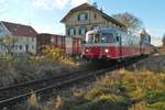 An einem Wochenende im November fanden zwischen Aulendorf und Pfullendorf Sonderfahrten mit einem Schienenbus statt. Zum Einsatz kam der MAN-Triebwagen von 1961 der SAB (Schwbische Alb-Bahn). Ab Altshausen wurde auf den Gleisen der KBS 754 gefahren, auf denen nur noch von Mai bis Oktober an Sonntagen Zge des RADEXPRESS OBERSCHWABEN verkehren. Am 16.11.2014 passieren VT 8 und VS 14 auf der Fahrt von Pfullendorf nach Altshausen das Gebude des ehemaligen Bahnhofs Hosskirch-Knigsegg.