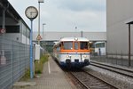 Einfahrt der MAN Schienenbusse 302 142-4 und 302 027-7 der Osningbahn am Haltepunkt Lendringsen.