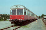 Das war der einst so stolze MaK (Maschinenbau Kiel) der Kiel-Sch�nberger Eisenbahn (VT 80), der in Weissach bei der Strohg�ubahn (WN) als T 80 WNB �ber lange Zeit nur abgestellt war und nie die Bahnlinie befahren sollte (Sommer 1983). Sp�ter wurde er nach langer Zeit vor Ort einfach verschrottet. Ich frage mich nat�rlich, was das sollte. Der MaK wurde zwischen 1953 und 1961 gebaut, wobei nur elf Wagen entstanden. VT 80 war der zweitgebaute MaK (1953). 
Er konkurrierte mit den viel zahlreicher gebauten  Esslingern  der MF Esslingen. 