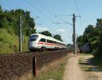 ICE 38 Kopenhagen - Berlin-Ostbahnhof legt sich am 16.07.09 kurz vor der Durchfahrt mit 140 km/h in Bad Oldesloe in eine leichte Linkskurve.