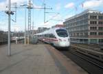 Hier 605 010-8 und 605 520-7  Rendsburg  als ICE38 und ICE380 von Berlin Ostbahnhof nach Kopenhagen und Aarhus, bei der Durchfahrt am 1.4.2010 durch Berlin Alexanderplatz.