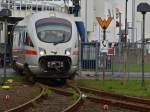 BR 605 211-1 (Diesel-ICE) rollt langsam mit offener Bugklappe in Puttgarden aus dem dnischen Fhrschiff  Prinsesse Benedikte  wieder auf festen Boden. Im Bahnhof Puttgarden scheint es sehr mutige Mven zu geben, hier hat eine ihr Nest direkt an der Weiche zwischen Stamm und Abzweiggleis gebaut und fliegt erst im letzten Augenblick vor dem ICE weg.  Die Aufnahme wurde am 24.05.2010 vom Bahnsteig gemacht.