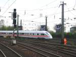 Steuerwagen eines ICE-TD in Kln Hbf. Als ich den hinteren Steuerwagen mit Dom knipsen wollte, fuhr mir der NRW-Express vor die Linse. 20.4.06