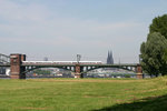 Normalerweise sieht man im Raum Köln die ICE-TD-Triebzüge der Baureihe 605 gar nicht.
Zur Fußball-WM besuchte ein solcher die Rhein-Metropole und brachte anschließend brasilianische Fußballfans
weiter zu ihrem Zielort.
Das am 13.06.2006 aufgenommene Foto entstand in Köln-Poll und zeigt die Vorfluterbrücken der Südbrücke nebst Dom.