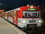 VT54 (LHB) der AKN am 08.07.2025 in Elmshorn (Nachtaufnahme)