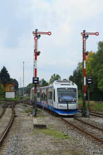 Auf dem Weg von München nach Bayrischzell trifft VT 116 der BOB am 24.09.2017 im Bahnhof Schliersee ein