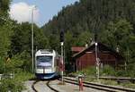 Am ehemaligen Lokschuppen vorbei fährt VT 102 am 19.07.2020 in den Bahnhof Bayrischzell ein