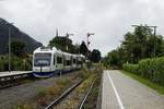 Auf der Fahrt von München nach Bayrischzell trifft VT 116  Schliersee  der BOB am 16.07.2020  im gleichnamigen Bahnhof ein.