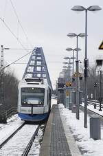 Inzwischen ein alltägliches Bild im Düsseldorfer Raum: Der jetzt von der Regiobahn eingesetzte ex-BOB VT 116 am 24.01.2021 in Düsseldorf-Hamm, im Hintergrund die Rheinbrücke Düsseldorf - Neuss. Die Zielangabe  Kaarster See  ist falsch, der Triebwagen fährt in der Gegenrichtung nach Wuppertal Hbf.. Während meines nicht allzu langen Fototrips fielen übrigens insgesamt 5 S-Bahnen aus (2x S 8, 1x S 11, 2x S 28) und ich lernte dabei die gesamte DB-Poesie kennen:  Verzögerung im Betriebsablauf ,  betriebliche Störung ,  witterungsbedingte Störung ,  Störung am Triebfahrzeug  und  wegen Unfalls .