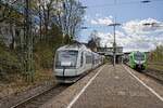 VT 106 der Regiobahn verlässt als S28 den Bahnhof Wuppertal-Zoologischer Garten Richtung Elberfeld (07.04.2022), Gruß zurück an den Tf!