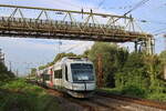 Im August 2026 kamen besonders exotische Fahrzeuge auf der RE14 zwischen Essen und Borken zum Einsatz. Ein Integral der Regiobahn fuhr im Auftrag der Rhein-Ruhr-Bahn welche durch Fahrzeugmangel arg angeschlagen ist. Grade hat der Zug den Bottroper Hauptbahnhof verlassen und bricht ins n�rdliche Ruhrgebiet nach Dorsten auf.Normalerweise sind diese Triebwagen der Baureihe 609 auf der S28 zwischen Wuppertal und Kaartst anzutreffen.