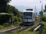 VT 103 (ein Integral) als BOB 86872 nach Mnchen bei Ausfahrt aus Lenggries am B Isarstrae; 04.08.2012
