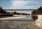 Ohne Gegenlicht -

dafür mit Sonnenbeleuchtung: die Großhesseloher Brücke im Süden von München mit einem Zug der Bayerischen Oberlandbahn.

18.03.2015 (M)