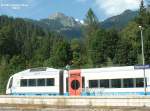 VT 114 am 02.08.2003 im Endbahnhof Bayrischzell, im Hintergrund der Wendelstein 1838 m, auf den Berg fhrt von dieser Seite eine Luftseilbahn. Will man zur Talstation, mu man aus der BOB in der Haltestelle Osterhofen aussteigen, eine Station vor Bayrischzell.