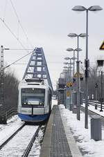 Inzwischen ein alltägliches Bild im Düsseldorfer Raum: Der jetzt von der Regiobahn eingesetzte ex-BOB VT 116 am 24.01.2021 in Düsseldorf-Hamm, im Hintergrund die Rheinbrücke