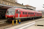 09.11.2011, Bayreuth, Tw 610 002 steht zur Abfahrt nach Nürnberg bereit. Die insgesamt 20 von MAN und Fiat gebauten, am 23. Mai 1992 in Dienst gestellten Triebwagen der BR 610 fanden ihren Einsatz auf den kurvenreichen Strecken in Franken und der Oberpfalz. Die dank Neigetechnik um 31 Minuten kürzeren Fahrzeiten zwischen Bayreuth und Nürnberg waren beachtlich. Ende 2011 berichtete dann die örtliche Presse stolz über eine Aufarbeitung der in die Jahre gekommenen Fahrzeuge: „… das verkehrsrote Äußere ist auf Hochglanz gebracht, im Inneren riecht es nach frischer Farbe…“  14 Tage und 30 000 Euro kostete der Spaß pro Zug. Die Aktion wurde nach dem 14. Zug abgebrochen. Am 15. Dezember 2013 las man in der gleichen Zeitung die Überschrift „Adè Pendolino“. Die Tw der Baureihe 612 übernahmen nach 21 Jahren und rund 5 Mio gefahrenen km schrittweise alle Leistungen. In einem in Versform verfassten Reisebericht hatte ich das flotte Fahren mit  ...per Neitec längs der Pegnitz klotzen...  formuliert. Der zu meiner persönlichen Befindlichkeit passende Reim ergab sich in der nächsten Zeile von selbst. Aber das gehört wirklich nicht auf eine seriöse Website.