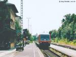 VT 610 012 legt am 10.6.03 auf dem Weg nach Nrnberg eine kurze Pause am  Hausbahnsteig  von Sulzbach-Rosenberg ein.