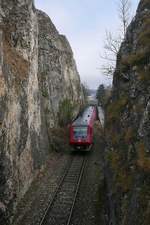 Der von Neustadt kommende und als IRE 3211 nach Ulm fahrende 611 550 wird in wenigen Augenblicken in den Bahnhof von Sigmaringen einfahren (25.12.2017).