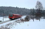 Ab dem 01.05.2018 wird die untere Höllentalbahn zwischen Neustadt (Schwarzwald) und Donaueschingen für rund 1 1/2 Jahre wegen Elektrifizierungsarbeiten gesperrt. Damit verschwindet auch die alte Signaltechnik in den Bahnhöfen Löffingen und Döggingen. Kurz vor Löffingen rauscht 611 507 am 18.03.2018 am Fotografen vorbei. Auch hier ein verspäteter Gruß zurück an den Triebwagenführer.