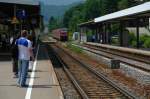 611 523-2. Der Regionalzug setzt seine Fahrt nach Basel Bad. Bf. fort, whrend die Leute auf Bahnsteig 1 ungeduldig auf ihren Zug warten. Deshalb bleiben die Schranken auch weiter geschlossen. Bad Sckingen am 10.6.2007.