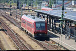Versuchter Tele-Blick durch die Oberleitungen auf 611 521 von DB Regio Baden-Württemberg als RB 22302 nach Rottweil, die in ihrem Startbahnhof Villingen(Schwarzw) auf Gleis 3 steht.