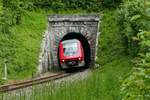 611 545, am 31.05.2019 unterwegs als RE 22309, Fridingen - Ulm, hat den 95 m langen Schlossberg-Tunnel in Scheer fast durchquert.