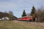Am 16. März 2019 fuhr der Regionalexpress Ulm – Sigmaringen mit dem Neigetechnik-Triebwagen 611 020, hier gerade hinter Schelklingen bei Schmiechen. Mittlerweile sind alle Dieseltriebwagen der Baureihe 611 abgestellt worden.
