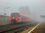 Im starken Nebel machte 611 045 mit 010 am 23.10.18 im Bahnhof von Herbertingen halt