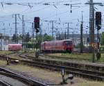 Das Gebrumme der 611er hört man schon sehr weit. In Singen halten die Triebwagen auf der Relation Ulm - Basel Badischer Bahnhof und zurück und so kann man sie im Stundentakt hören und ihre (beim Anfahren) Abgaswolke sehen. 611 033 und ein weiterer 611er steuern aus Ulm kommend auf den Bahnhof Singen Hohentwiel zu. 14.05.2015 Bahnstrecke 4000 Mannheim -Basel - Konstanz