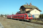 RE 22313 mit 611 050 fährt am Bahnhofsgebäude Rötenbach vorbei (26.03.2016)