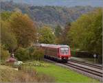 Bahn am Hochrhein. In Schwörstadt geht es für 611 012 und 014 mit 160 Sachen den Rhein entlang. Leider sind die Tage dieser Baureihe bereits gezählt, auch wenn sie vorerst unverzichtbar scheint. Oktober 2017.