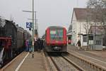 Zwischenhalt am 02.01.2017 von 611 035 als RE nach Neustadt (Schwarzw) im Bahnhof von Löffingen, wärend am Bahnsteig neben an der historische Dampfzug von der IG 3 Seenbahn e.V.